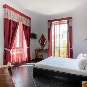Maria Vittoria Charming And Couette-café